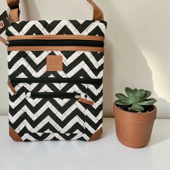 Stone Mountain Accessories Black & Cream Chevron Crossbody Bag - Picture 3 of 8